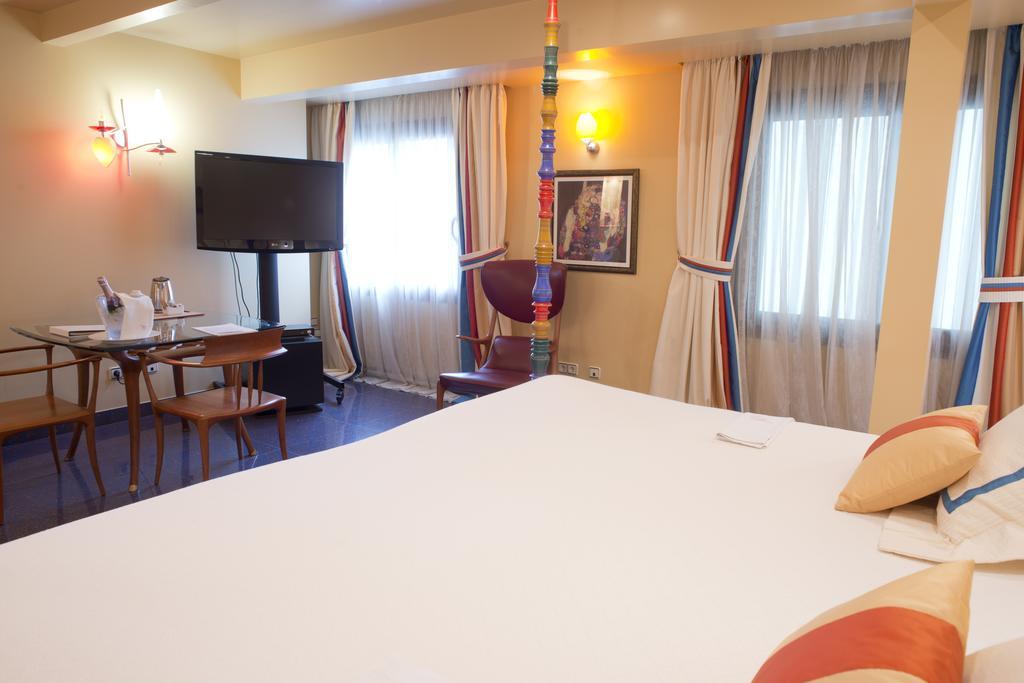 ア カサ カヌット ホテル ガストロノミック Les Escaldes エクステリア 写真 A room at the hotel