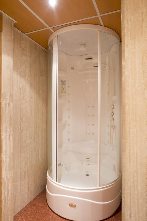 ア カサ カヌット ホテル ガストロノミック Les Escaldes エクステリア 写真 A shower cubicle