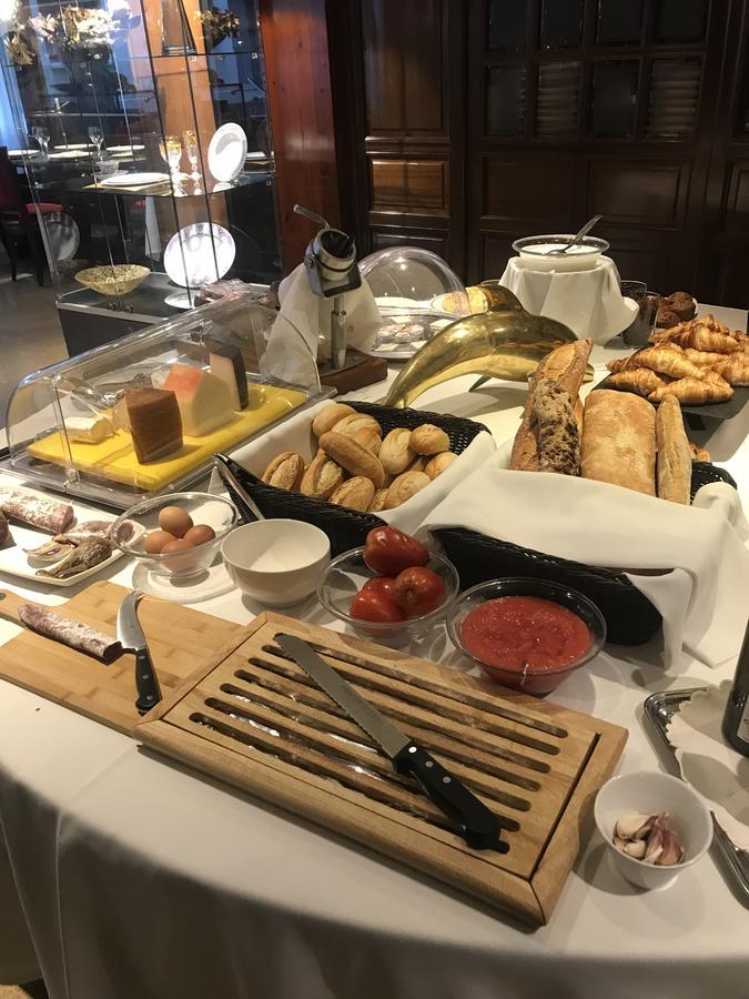 ア カサ カヌット ホテル ガストロノミック Les Escaldes エクステリア 写真 A breakfast buffet at a hotel