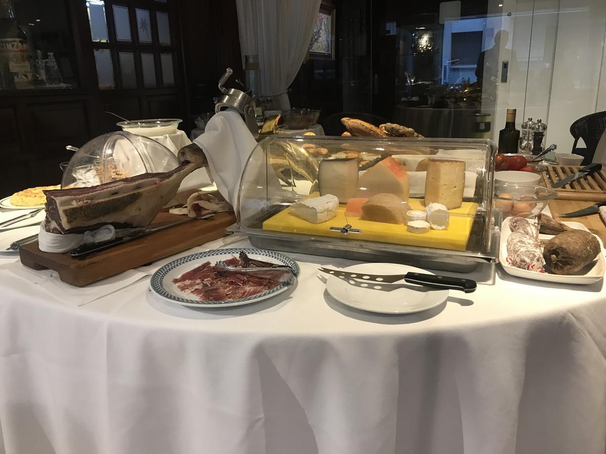 ア カサ カヌット ホテル ガストロノミック Les Escaldes エクステリア 写真 Cheese and charcuterie at a buffet