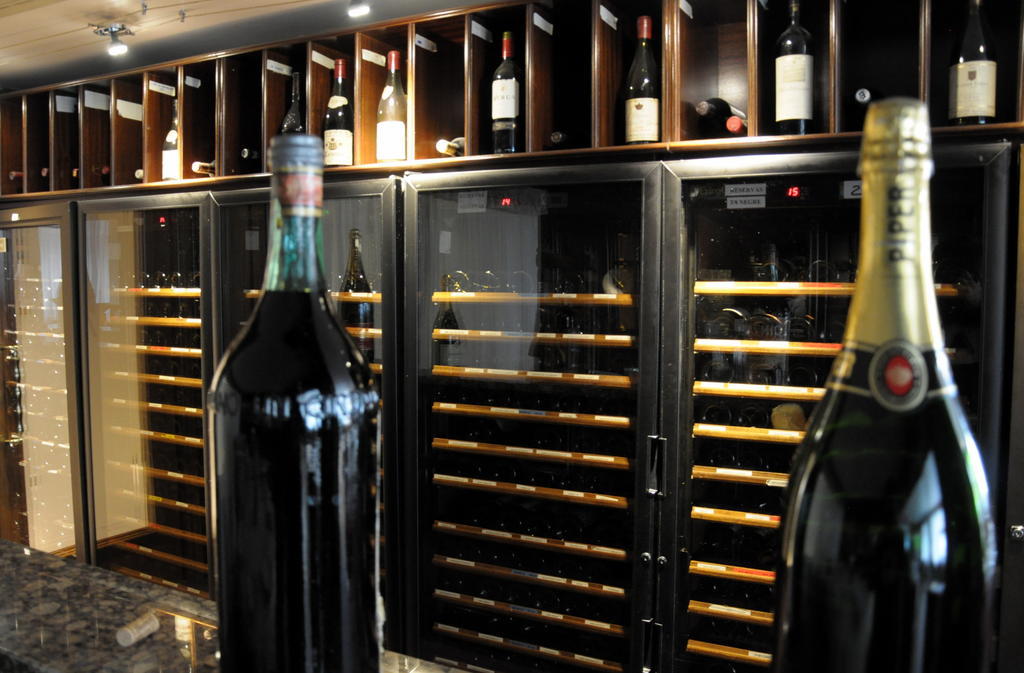 ア カサ カヌット ホテル ガストロノミック Les Escaldes エクステリア 写真 Wine lockers